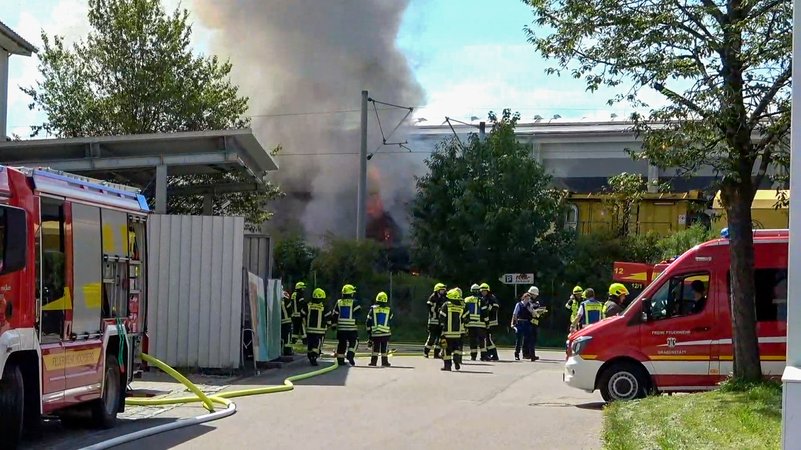 Im Gemeindeteil Haslach ist eine Lok in Brand geraten. Die Feuerwehr konnte den Brand schnell löschen. 
