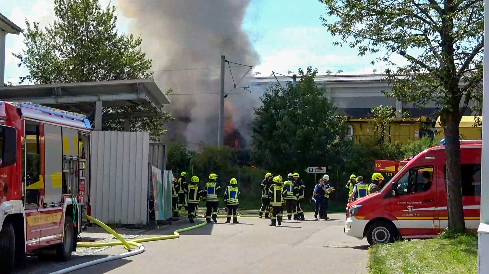 Im Gemeindeteil Haslach ist eine Lok in Brand geraten. Die Feuerwehr konnte den Brand schnell löschen. 