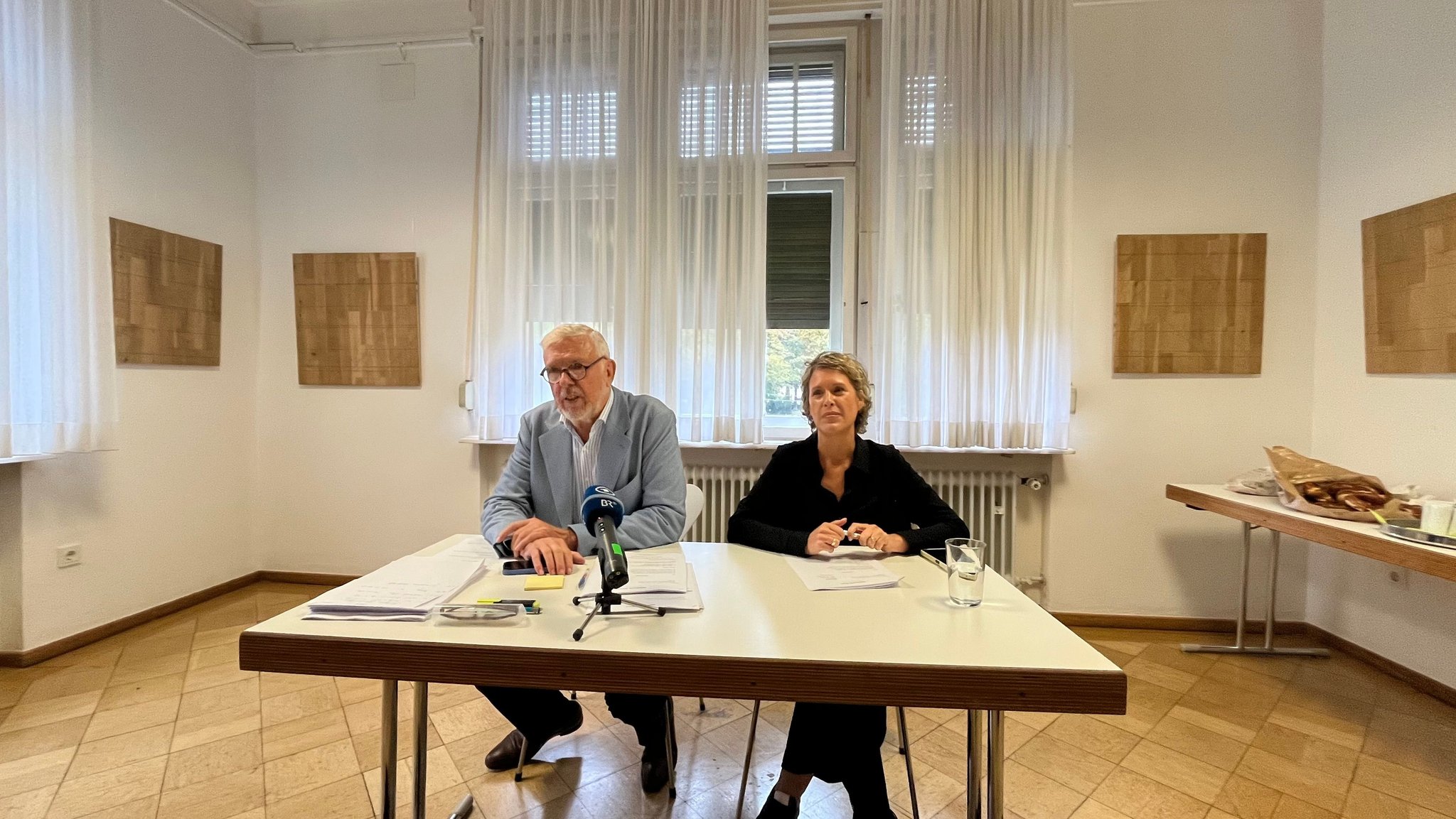 Kläger Hildebrecht Braun und Shelly Steinberg | Bild: Astrid Halder/ Bayerischer Rundfunk 2026 Kläger Hildebrecht Braun und Shelly Steinberg