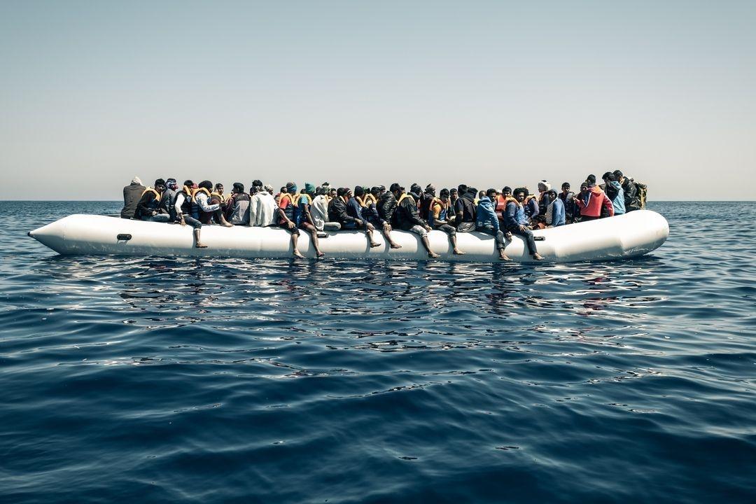 Schleuser schicken Flüchtlinge oft mit unzureichenden Booten über das Mittelmeer nach Europa. Häufig ertrinken dabei Menschen. (Symbolbild)