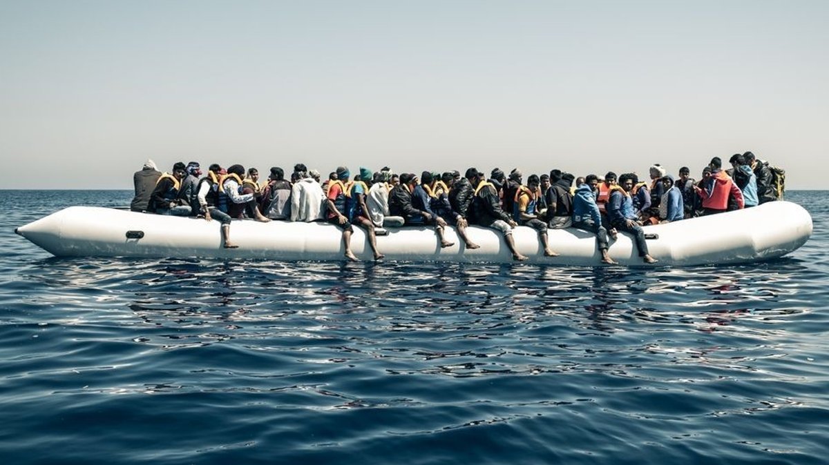 Schleuser schicken Flüchtlinge oft mit unzureichenden Booten über das Mittelmeer nach Europa. Häufig ertrinken dabei Menschen. (Symbolbild)
