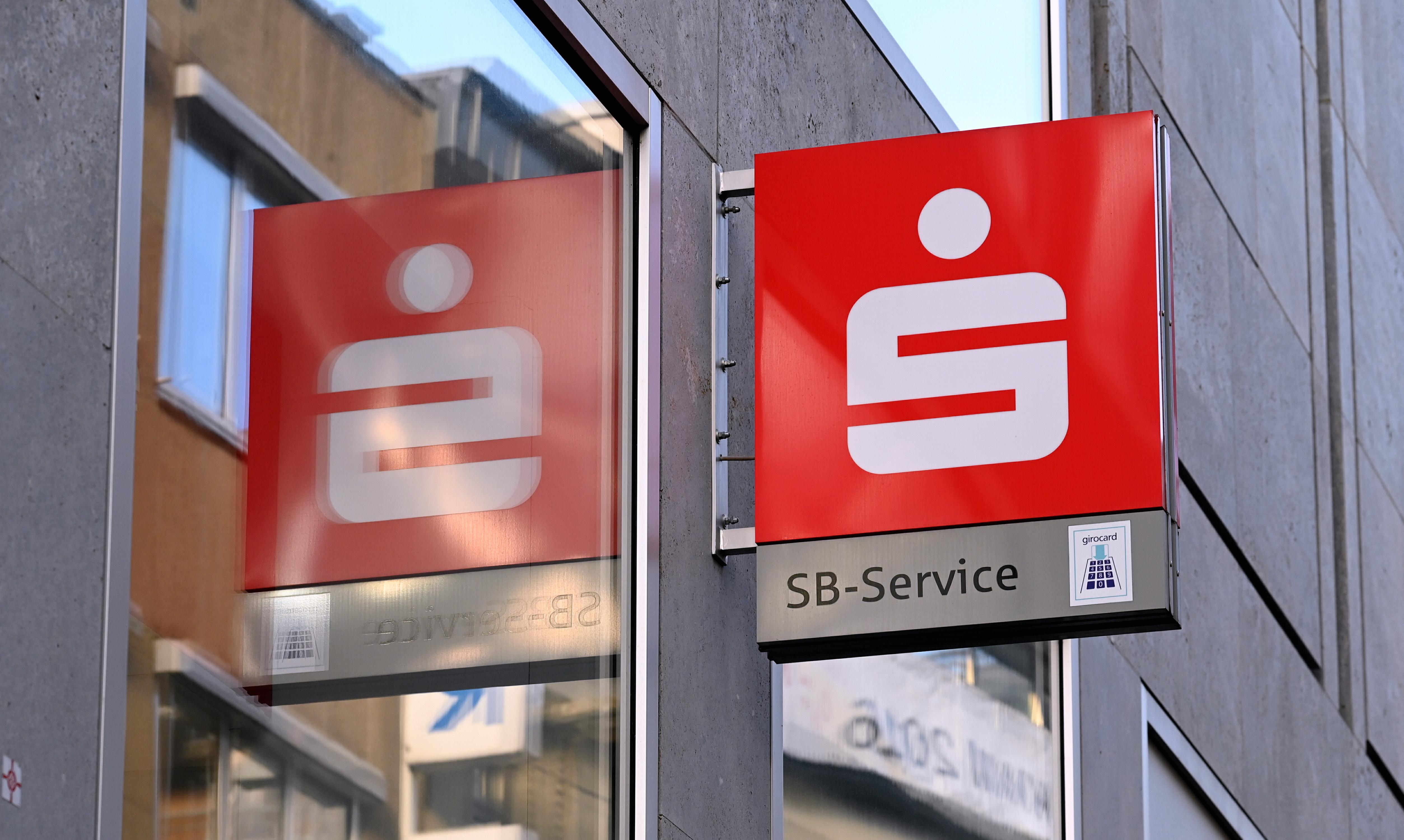 Ein Schild mit Sparkassenlogo. Kommunale Geldhäuser sorgen sich wegen zunehmender Einflussnahme durch Landräte und Bürgermeister von der AfD.