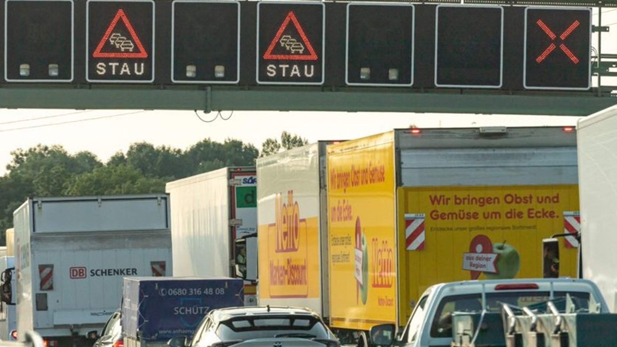 Sattelzug kracht in Baustelle: A3 bei Neumarkt am Abend gesperrt