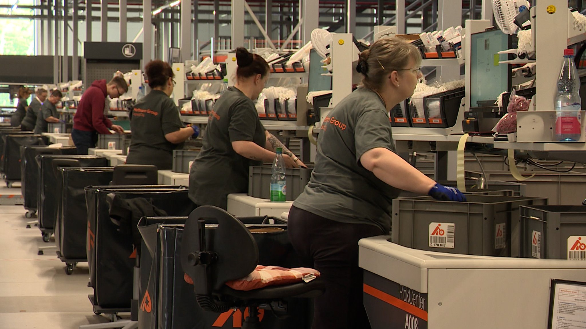 Mitarbeiter im neuen Nürnberger Logistik-Zentrum.