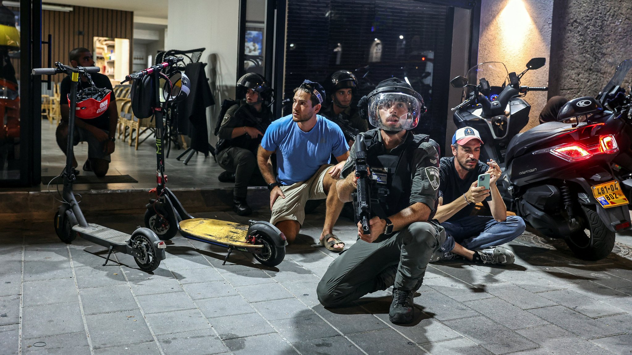 Menschen in Tel Aviv gehen in Deckung