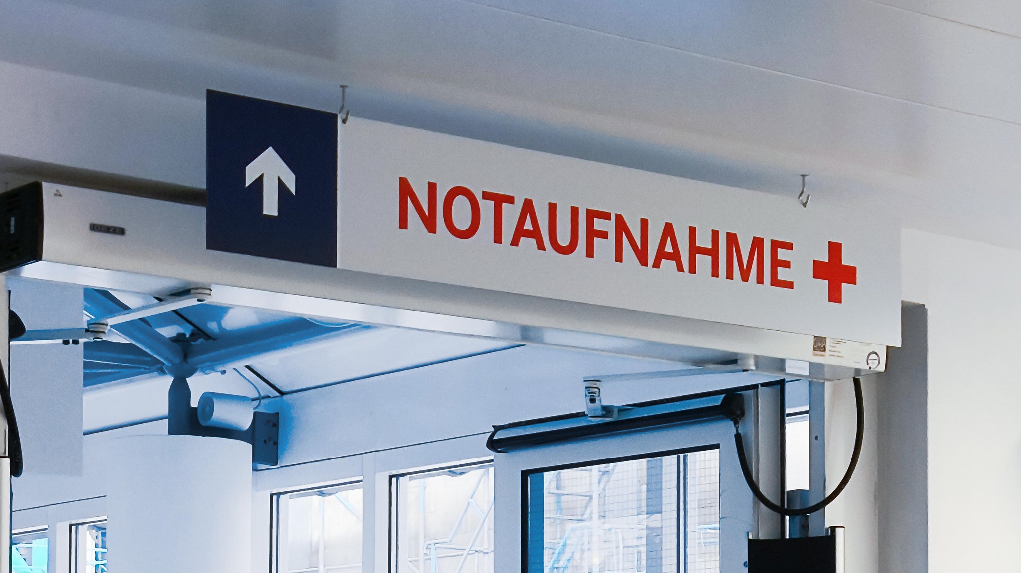 Eingang zur Notaufnahme mit Beschilderung im Krankenhausflur