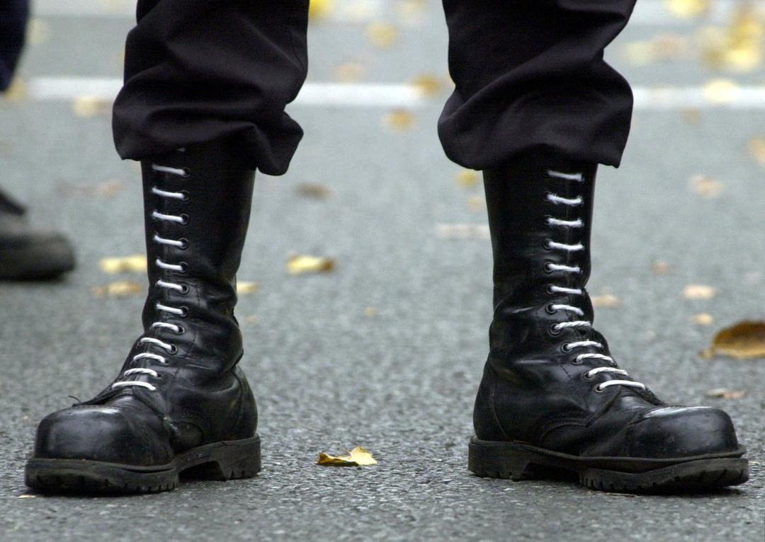 Dortmund: Springerstiefel eines Teilnehmers einer Demonstration der rechten Szene.