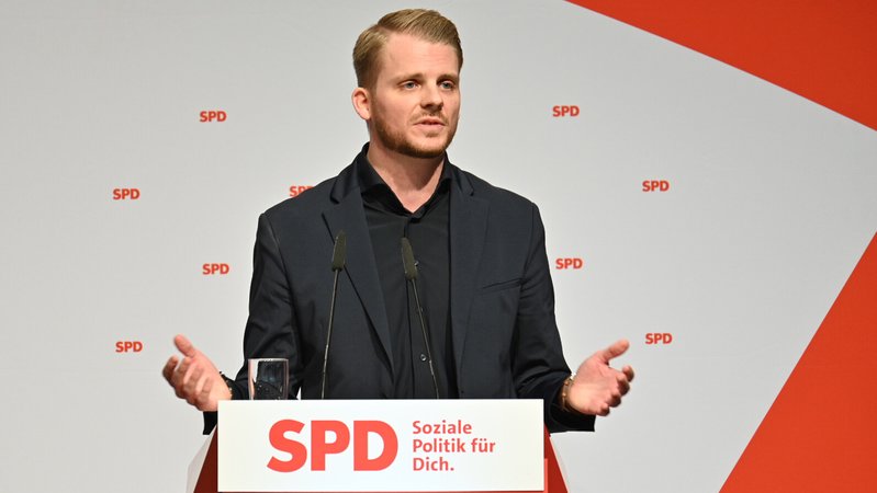 Tim Klüssendorf (SPD) spricht bei der Landeswahlkonferenz der SPD Schleswig-Holstein am 7.12.2024. | Bild: picture alliance/dpa | Felix Müschen Tim Klüssendorf (SPD) spricht bei der Landeswahlkonferenz der SPD Schleswig-Holstein am 7.12.2024.