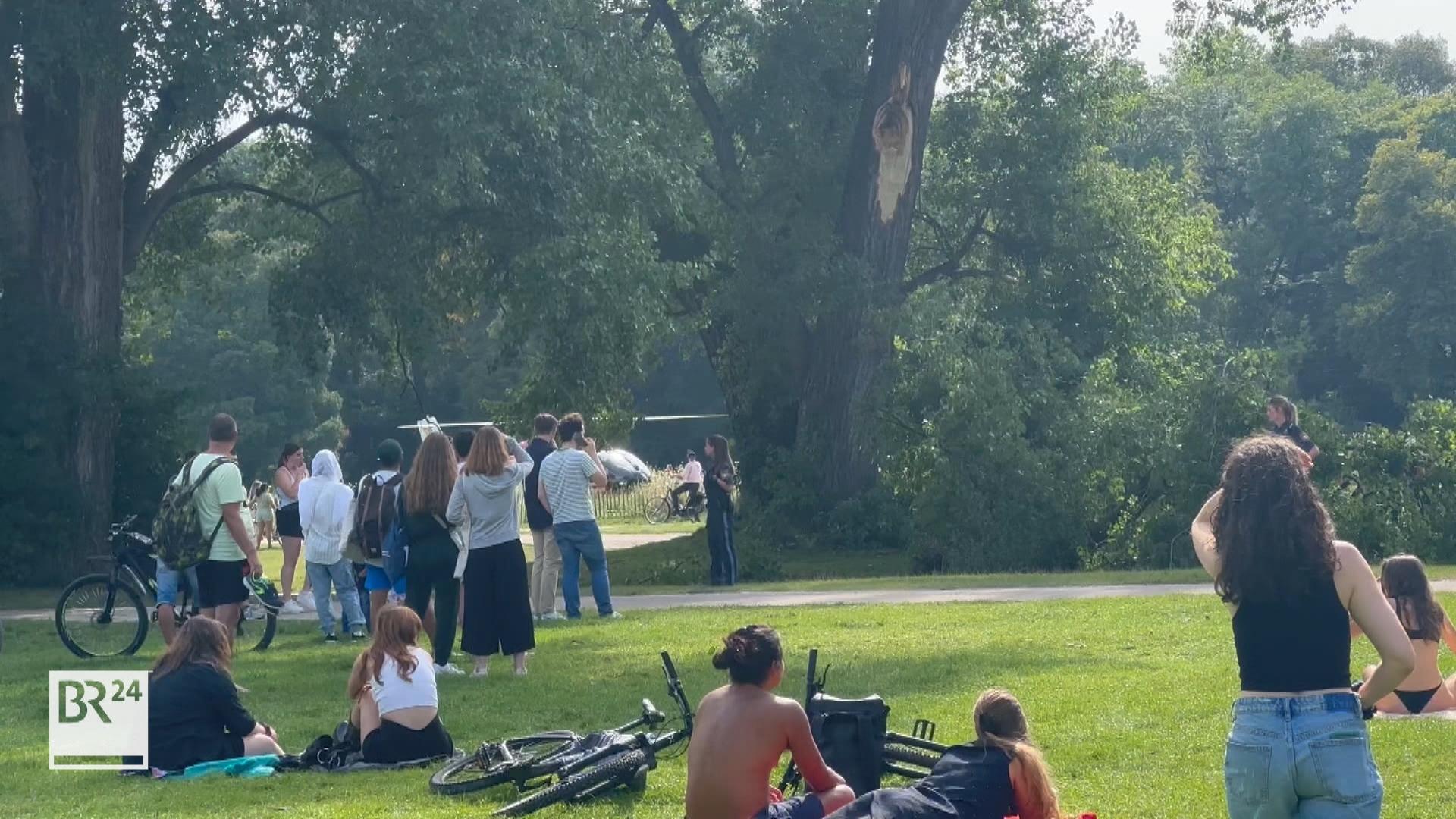 Im Englischen Garten in München kam es zu einem Großeinsatz von Rettungskräften, als ein sieben Meter langer Ast von einem Baum abgebrochen war.