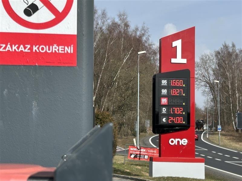 Benzin für 1,66 €, Diesel für 1,70 €: Das sind die Preise an einer tschechischen Tankstelle nahe der Grenze zu Oberfranken.