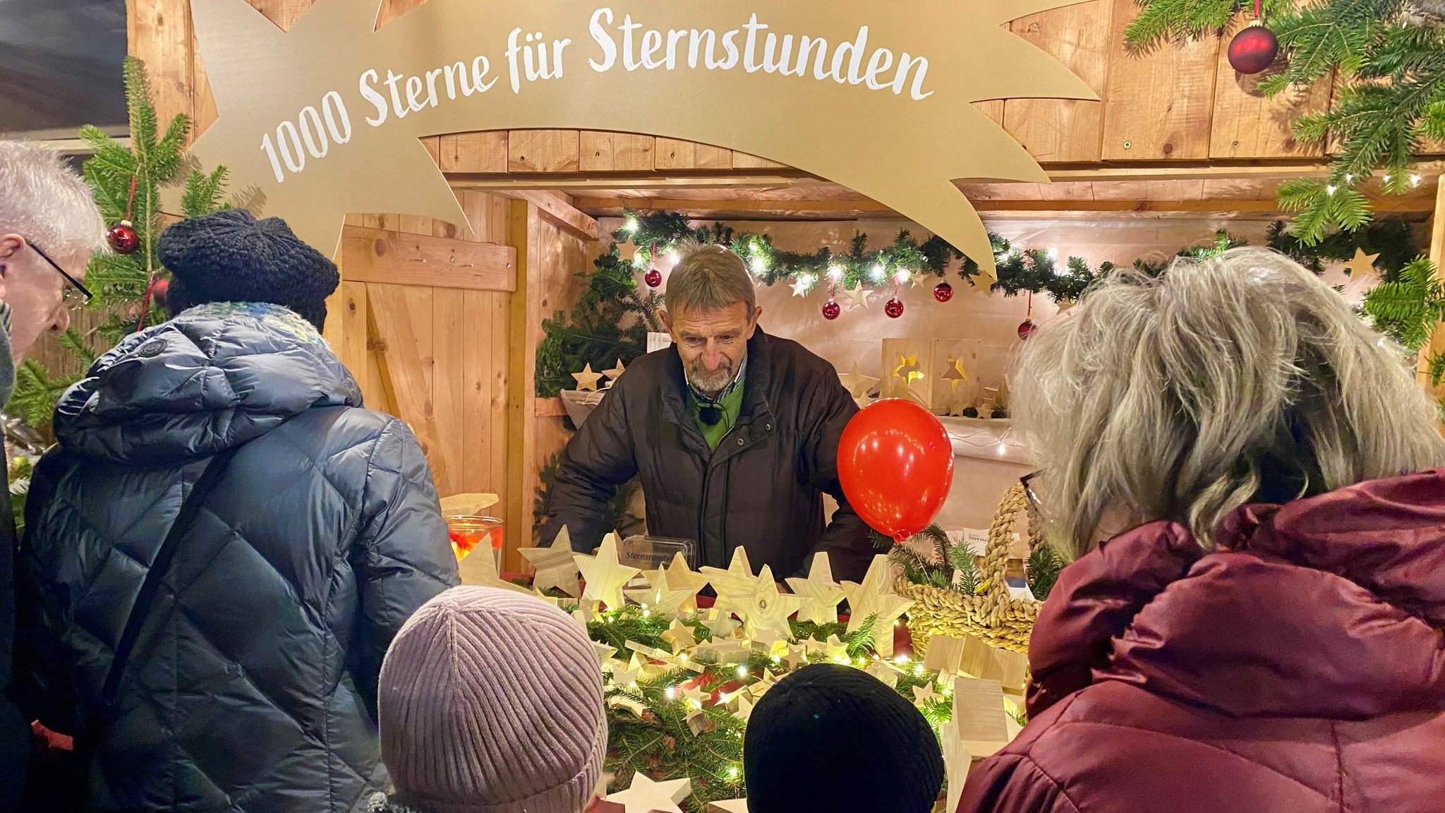 Gerhard Langner mit seinen selbstgemachten Sterne auf dem Niederaichbacher Adventsmarkt.