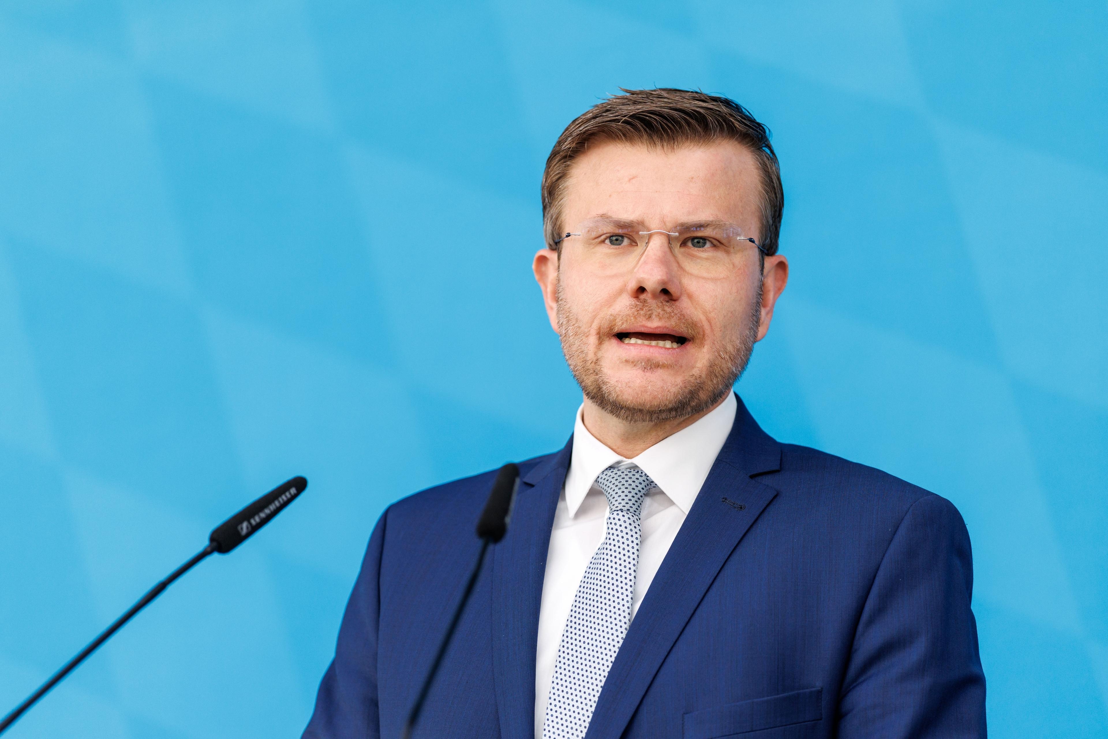 Der Oberbürgermeister der Stadt Nürnberg, Marcus König (CSU), spricht am 06.03.2025 bei der Begrüßung von neuen Polizeikräften am Dienstsitz des Bayerischen Staatsministeriums der Finanzen und für Heimat in Nürnberg