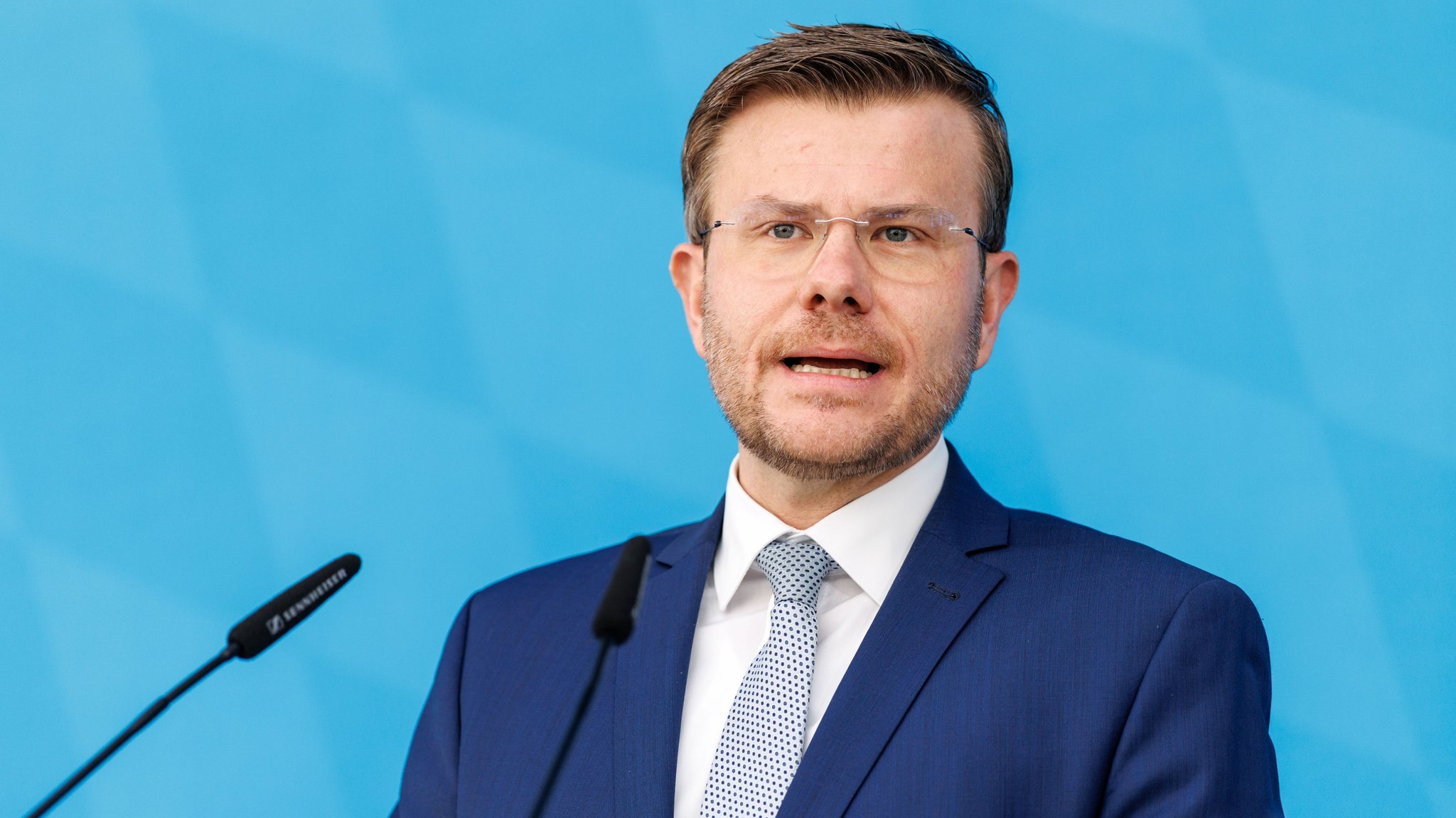 Der Oberbürgermeister der Stadt Nürnberg, Marcus König (CSU), spricht am 06.03.2025 bei der Begrüßung von neuen Polizeikräften am Dienstsitz des Bayerischen Staatsministeriums der Finanzen und für Heimat in Nürnberg | Bild: picture alliance / dpa | Matthias Balk Der Oberbürgermeister der Stadt Nürnberg, Marcus König (CSU), spricht am 06.03.2025 bei der Begrüßung von neuen Polizeikräften am Dienstsitz des Bayerischen Staatsministeriums der Finanzen und für Heimat in Nürnberg