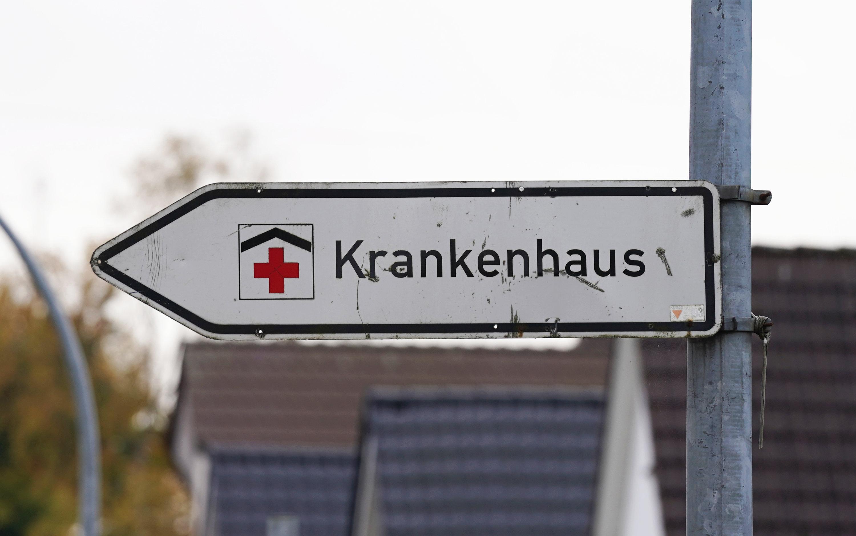 Ein Schild weist den Weg zu einem Krankenhaus.