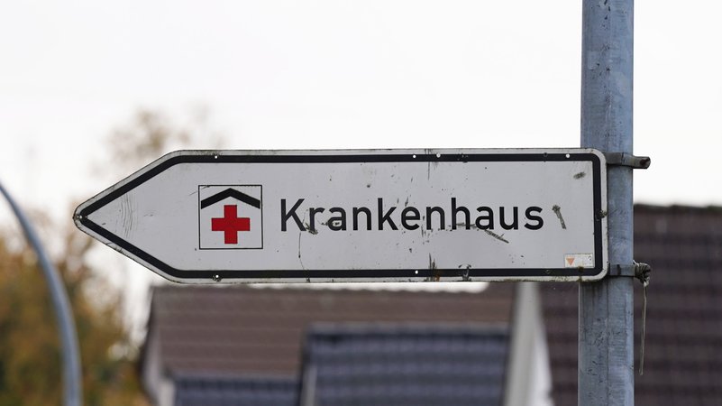 Ein Schild weist den Weg zu einem Krankenhaus. | Bild: dpa-Bildfunk/Marcus Brandt Ein Schild weist den Weg zu einem Krankenhaus.