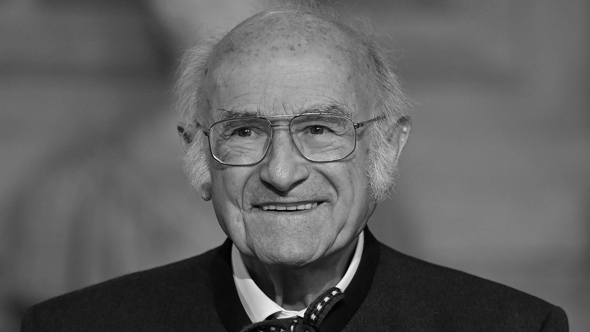 Ein Schwarzweiß-Porträt von Sixtus Lampl. Archivfoto aus dem Jahr 2025. Sixtus Lampl ist mit 85 Jahren gestorben. | Bild: picture alliance / SvenSimon | Frank Hoermann/SVEN SIMON Ein Schwarzweiß-Porträt von Sixtus Lampl. Archivfoto aus dem Jahr 2025. Sixtus Lampl ist mit 85 Jahren gestorben.