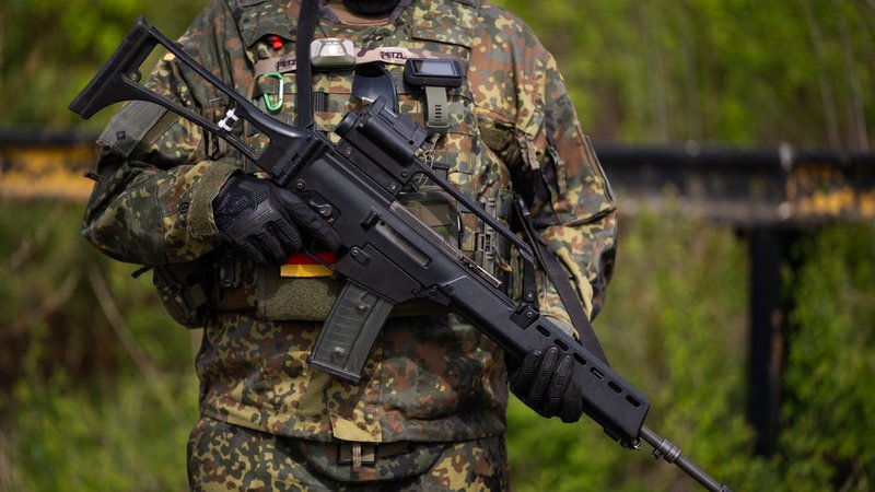 Ein Soldat der Bundeswehr hält während einer Übung ein G36 Sturmgewehr in den Händen.