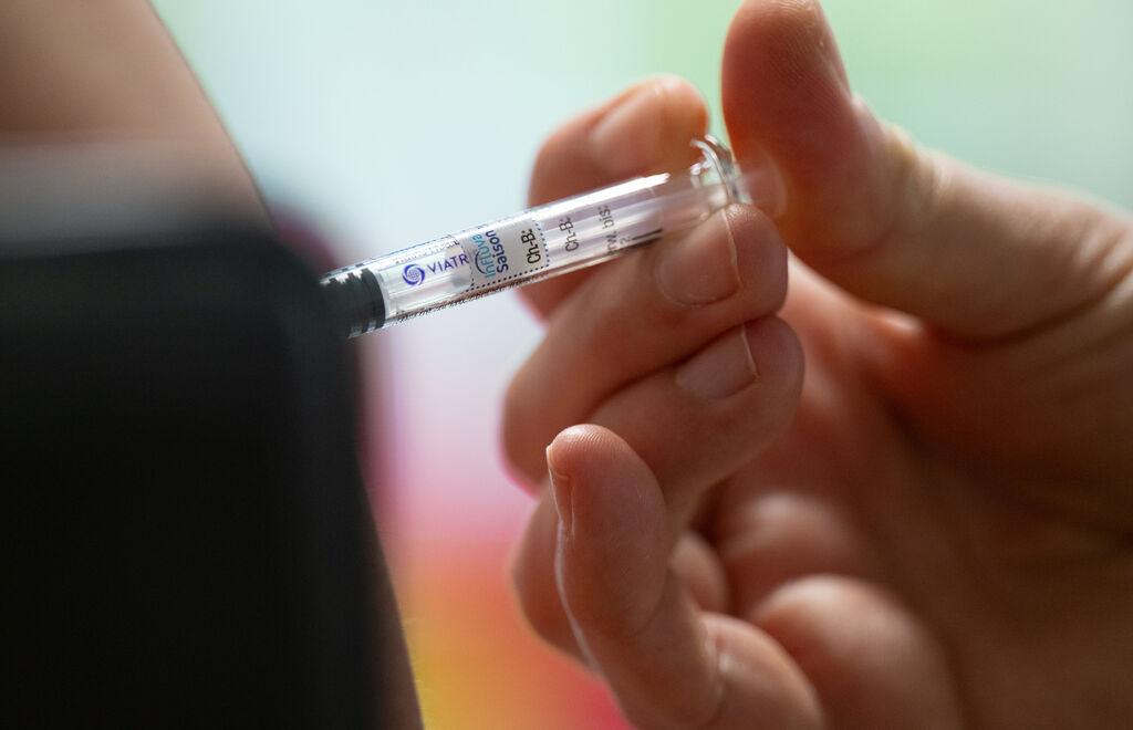 Eine Frau lässt sich  gegen die Grippe impfen.