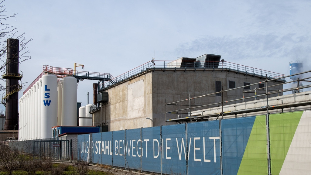 Vor den Fabrikanlagen der Lechstahlwerke hängt ein Transparent mit der Aufschrift "Unser Stahl bewegt die Welt" (Archivbild)