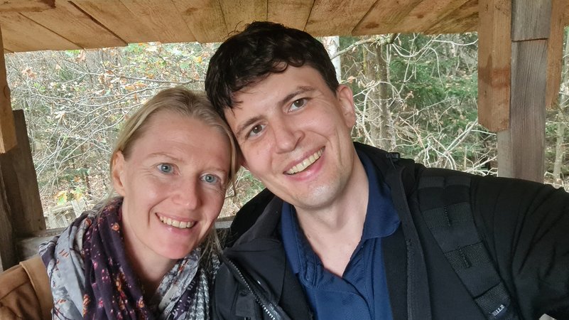 Vanessa Huber mit ihrem Ehemann im Perlacher Forst