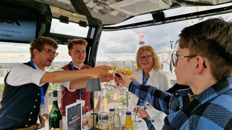 Sterne-Brunch für einige Helfer der Flutkatastrophe auf dem Augsburger Plärrer | Bild: Bayerischer Rundfunk Sterne-Brunch für einige Helfer der Flutkatastrophe auf dem Augsburger Plärrer