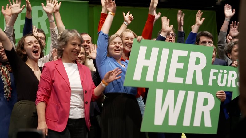 Mitglieder der bayerischen Grünen jubeln auf ihrem Landesparteitag in Erlangen. | Bild: BR Mitglieder der bayerischen Grünen jubeln auf ihrem Landesparteitag in Erlangen.