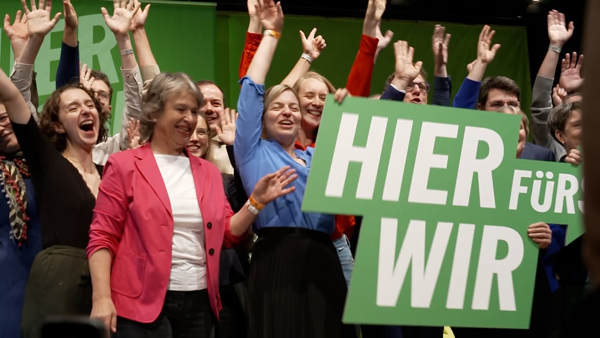 Mitglieder der bayerischen Grünen jubeln auf ihrem Landesparteitag in Erlangen. | Bild: BR Mitglieder der bayerischen Grünen jubeln auf ihrem Landesparteitag in Erlangen.