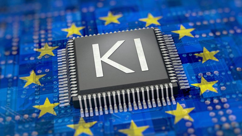 Symbolbild: Chip auf dem KI steht auf einer Platine mit Sternen der Europa-Flagge | Bild: picture alliance / Zoonar | DesignIt Symbolbild: Chip auf dem KI steht auf einer Platine mit Sternen der Europa-Flagge