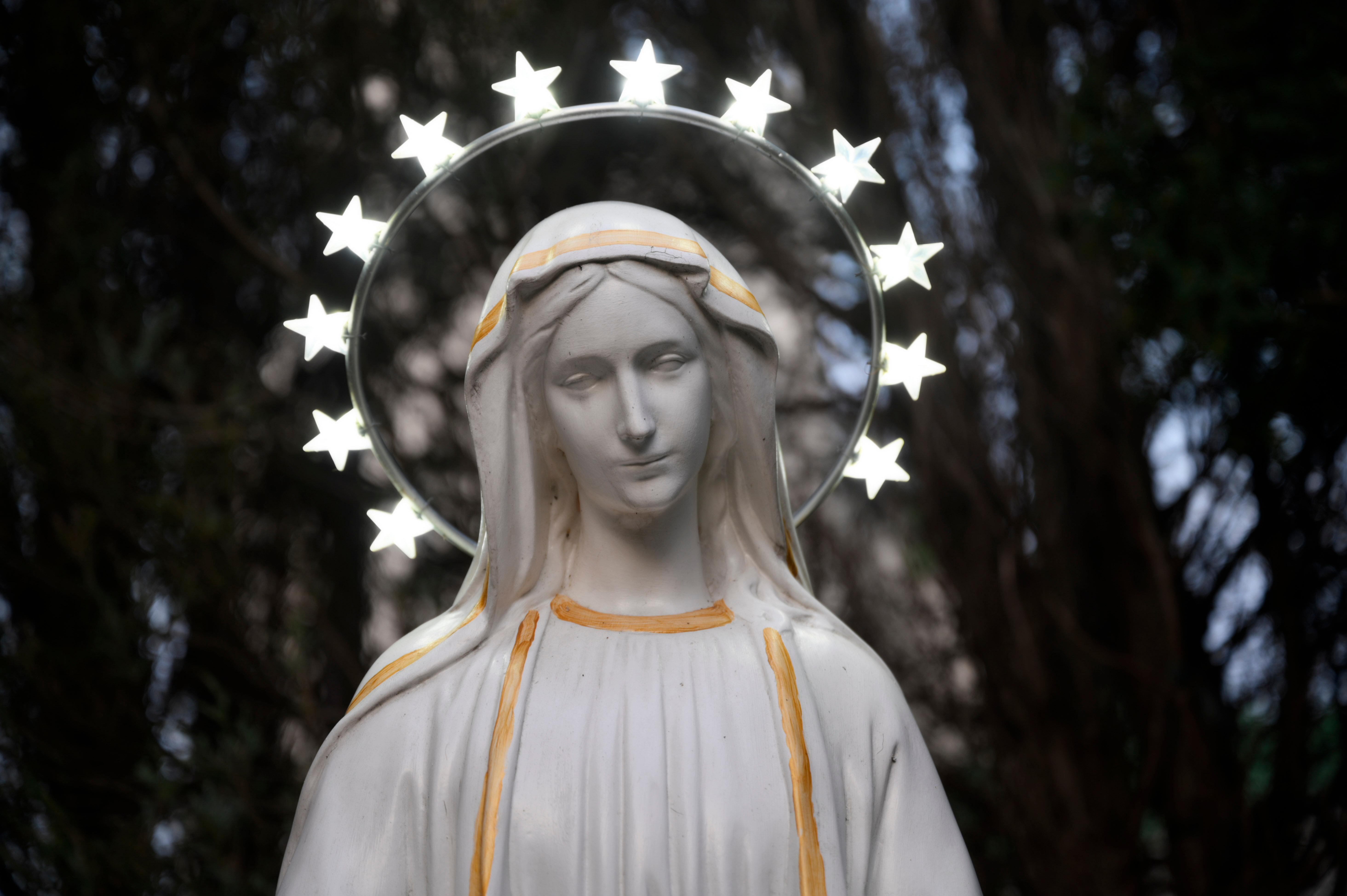 Eine Statue der Jungfrau Maria. | Bild:picture alliance / NurPhoto | Jaap Arriens