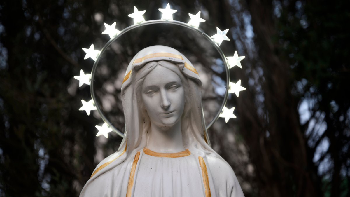 Eine Statue der Jungfrau Maria.