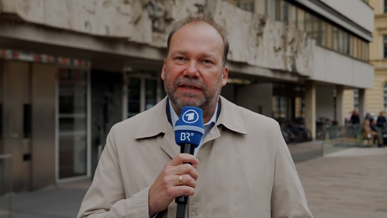 Gegen den Signa-Gründer Benko laufen mehrere Verfahren unter anderem wegen Betrug. ARD-Korrespondent Andreas Bachmann berichtet von vor Ort. | Bild: BR Gegen den Signa-Gründer Benko laufen mehrere Verfahren unter anderem wegen Betrug. ARD-Korrespondent Andreas Bachmann berichtet von vor Ort.
