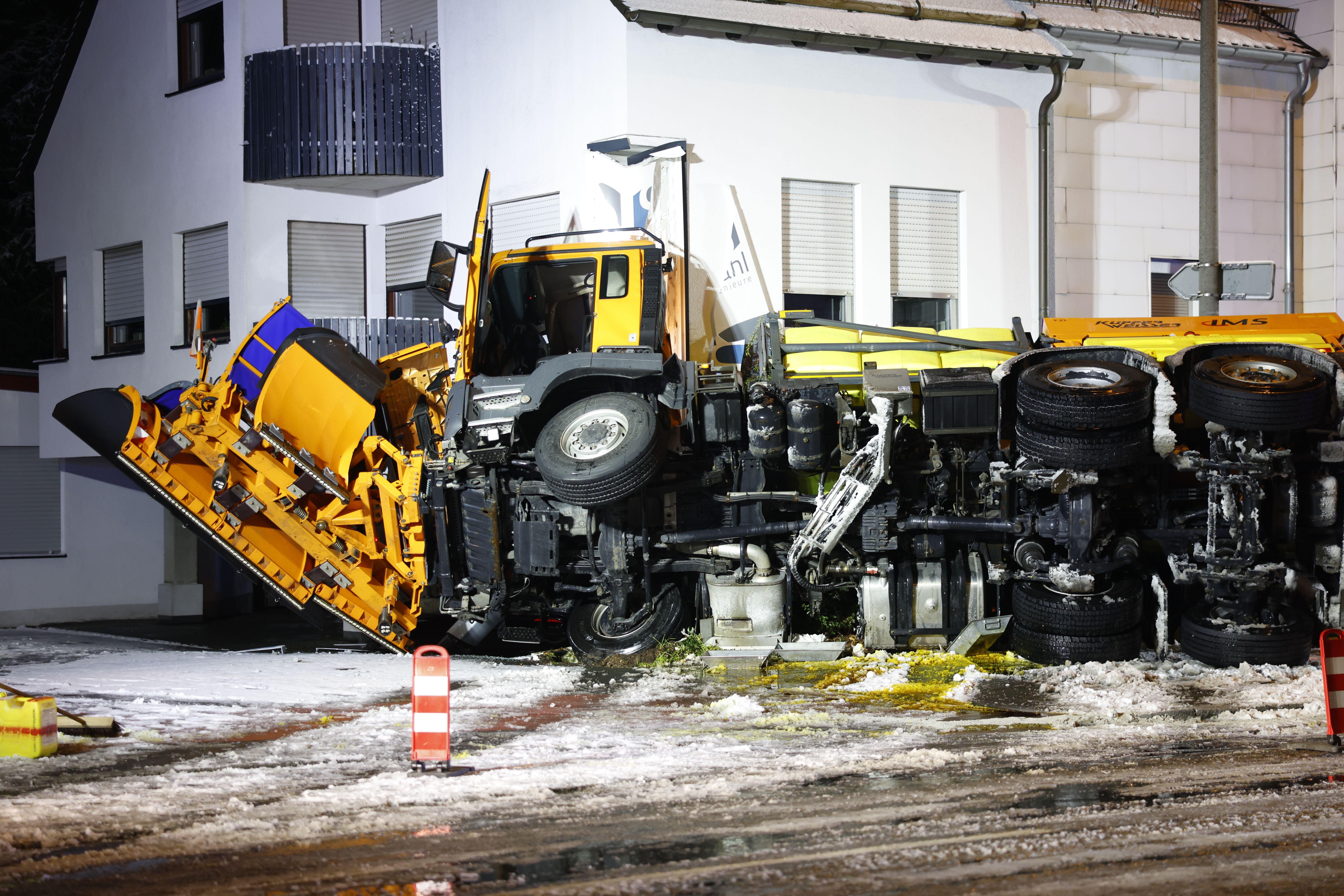 Am Montagmorgen ist im Landkreis Fürth ein Schneepflug von der Straße abgekommen und gegen eine Hauswand geprallt. 