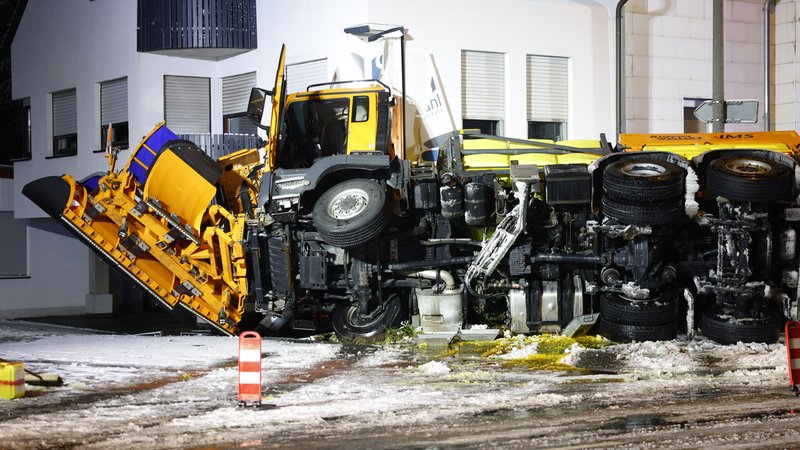 Am Montagmorgen ist im Landkreis Fürth ein Schneepflug von der Straße abgekommen und gegen eine Hauswand geprallt. | Bild: NEWS5 / David Oßwald Am Montagmorgen ist im Landkreis Fürth ein Schneepflug von der Straße abgekommen und gegen eine Hauswand geprallt.