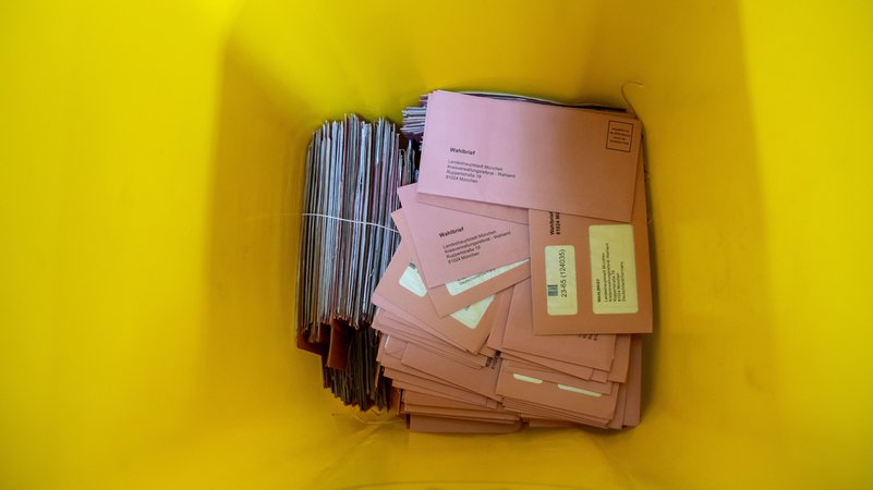 (Symbolbild) Wahlbriefe liegen in einer Wahlurne | Bild: picture alliance/dpa | Sven Hoppe (Symbolbild) Wahlbriefe liegen in einer Wahlurne