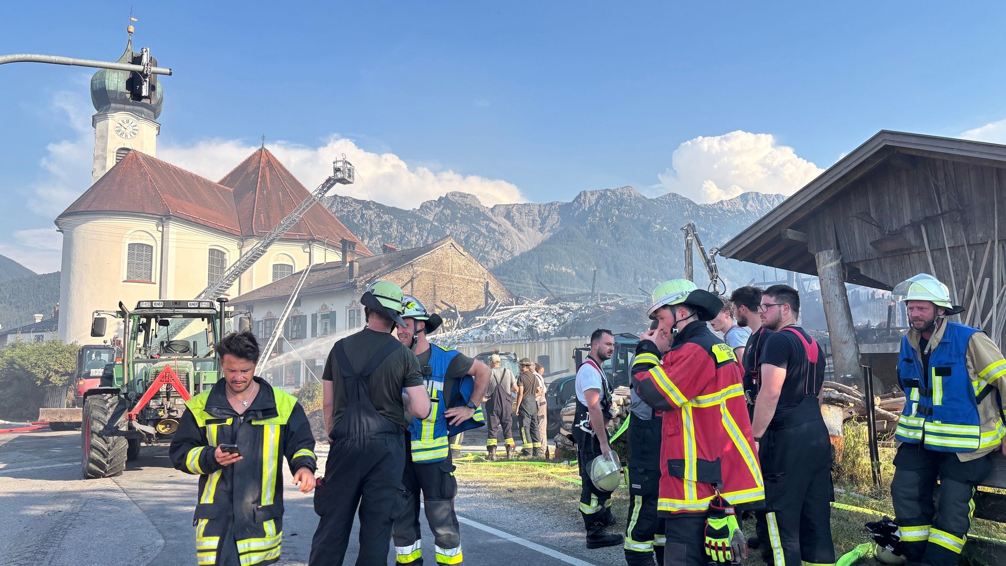Kirche in Gefahr: Feuerwehr bekämpft Großbrand in Eschenlohe