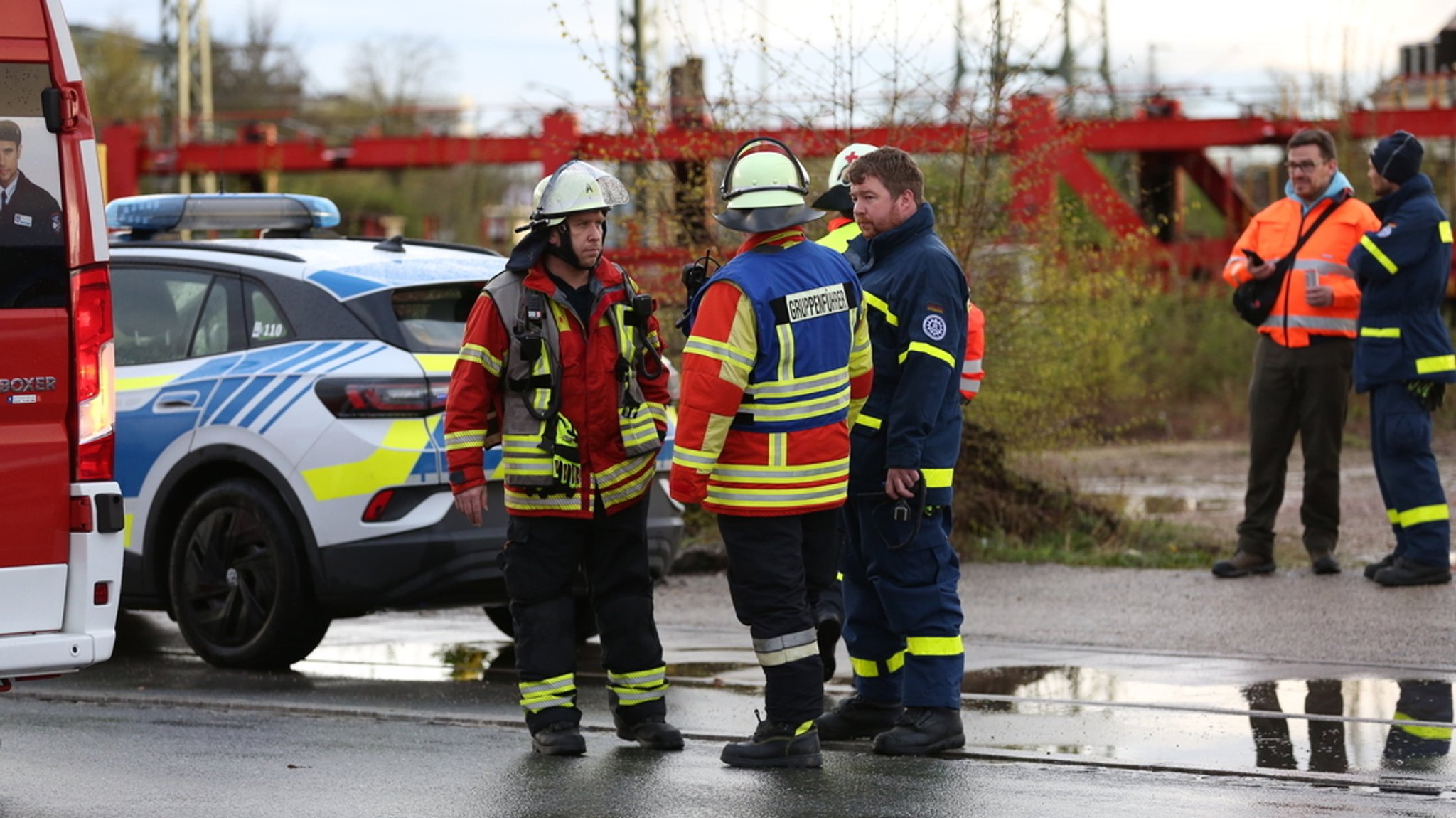 Rettungskräfte am Einsatzort in Neumarkt. Für das Opfer kam jede Hilfe zu spät.