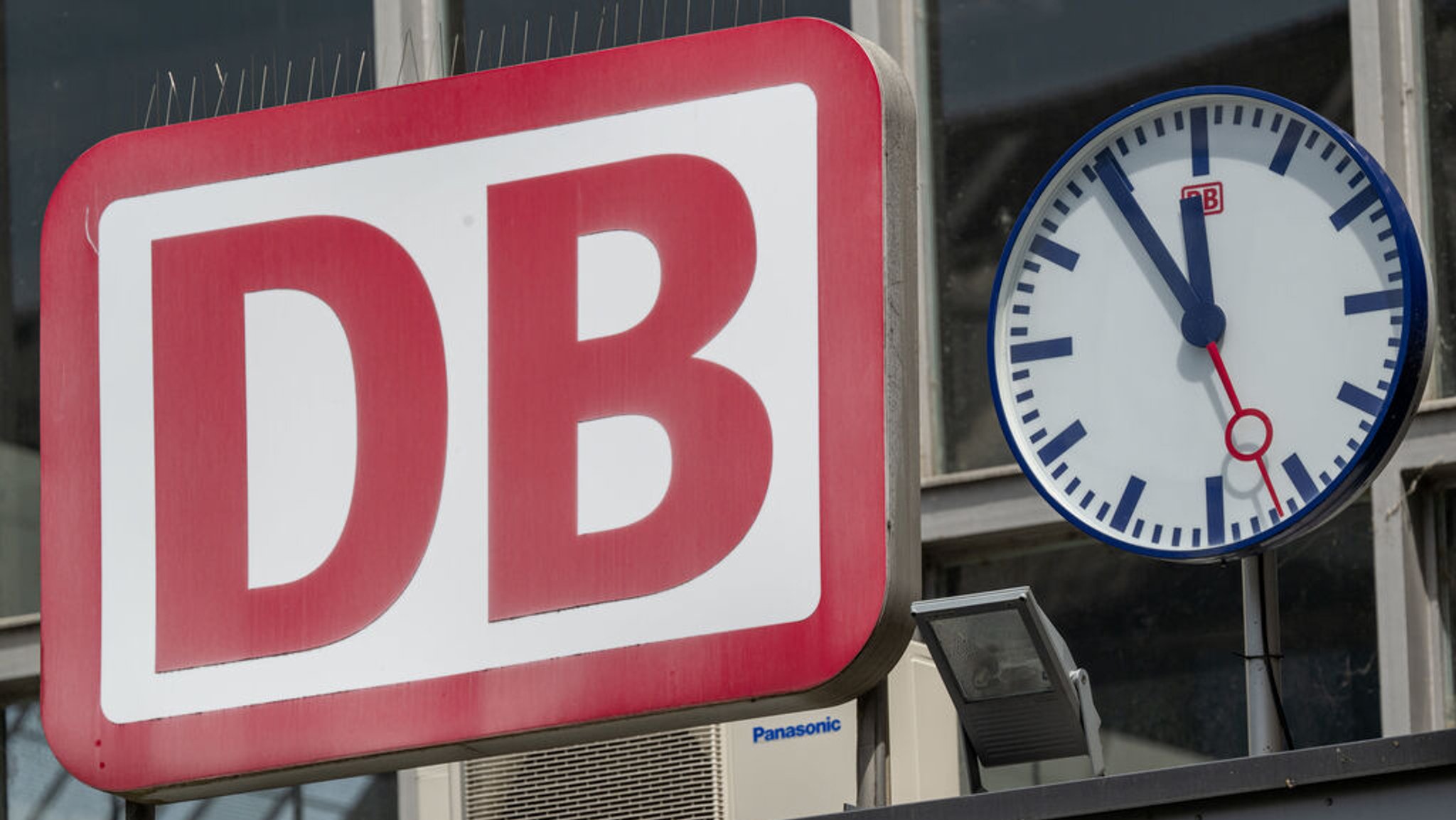 ARCHIV - 22.06.2023, Bayern, München: Die Uhr neben dem Logo der Deutschen Bahn (DB) zeigt am Eingang zum Münchner Hauptbahnhof auf «Fünf vor Zwölf». Die Deutsche Bahn fährt weiterhin ihren selbst gesteckten Pünktlichkeitszielen deutlich hinterher. (zu dpa «Deutsche Bahn: Pünktlichkeitsziel für 2023 nicht mehr zu erreichen») Foto: Peter Kneffel/dpa +++ dpa-Bildfunk +++