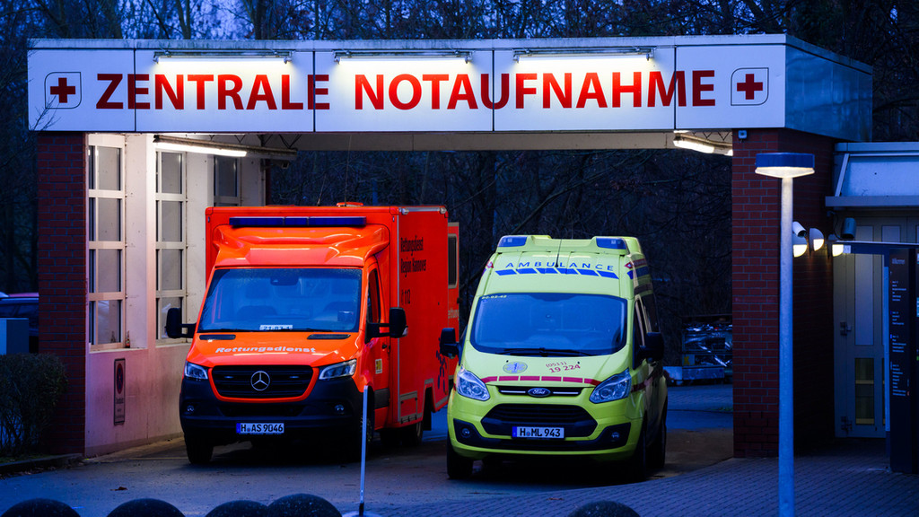 Wegen Überlastung rufen bayerische Kliniken dazu auf, sich weiterhin an Schutzmaßnahmen zu halten.