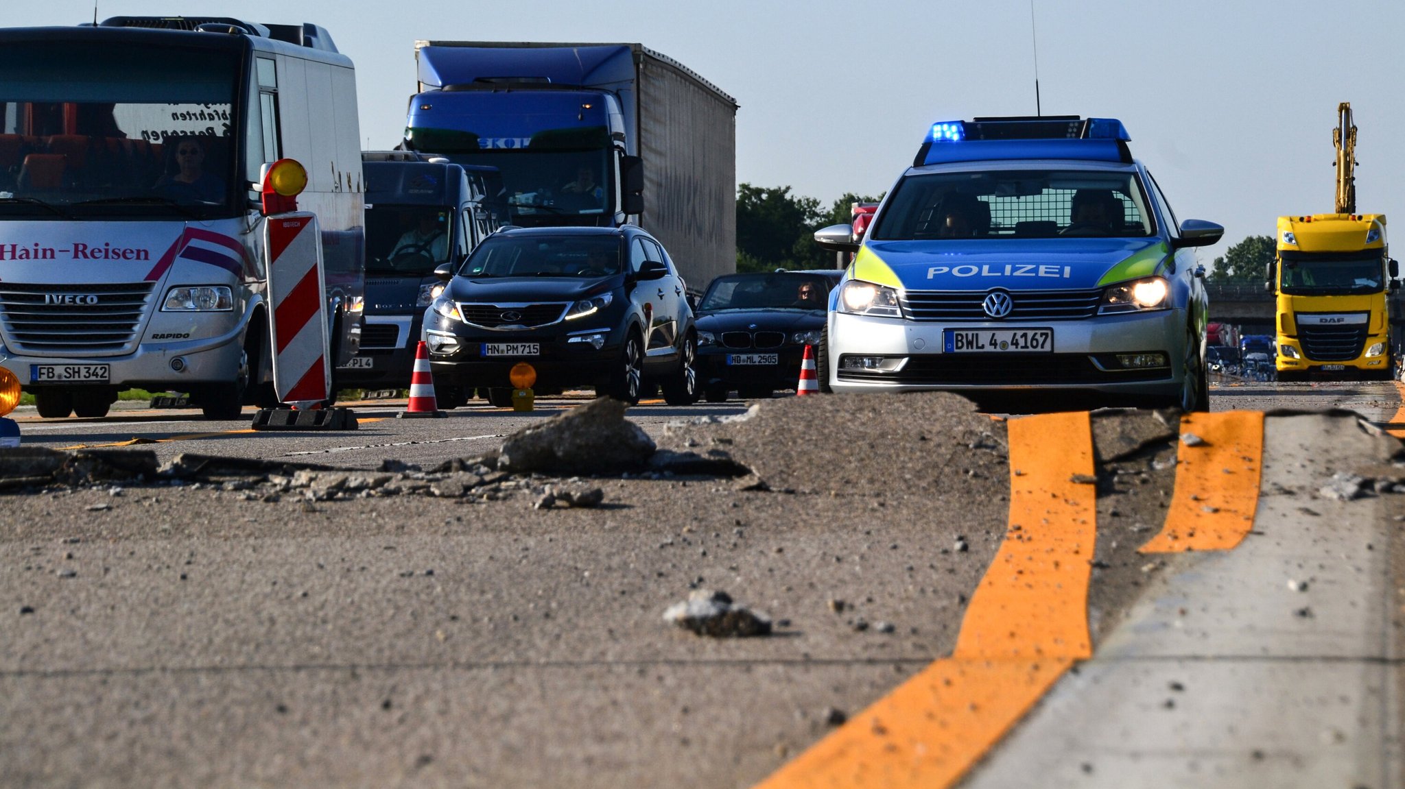 Blow-up bei einer Betonfahrbahn auf der A5 im Sommer 2015 (Archivbild)