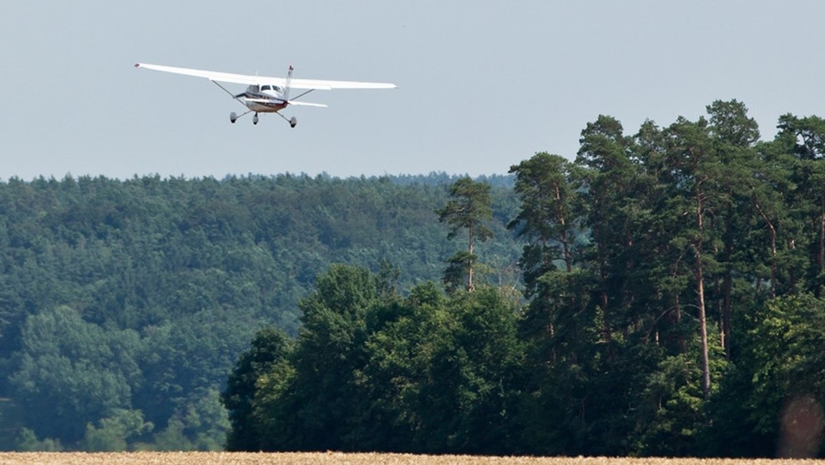 Eine Maschine einer Flugbereitschaft startet zu einem Beobachtungsflug wegen Waldbrandgefahr. 