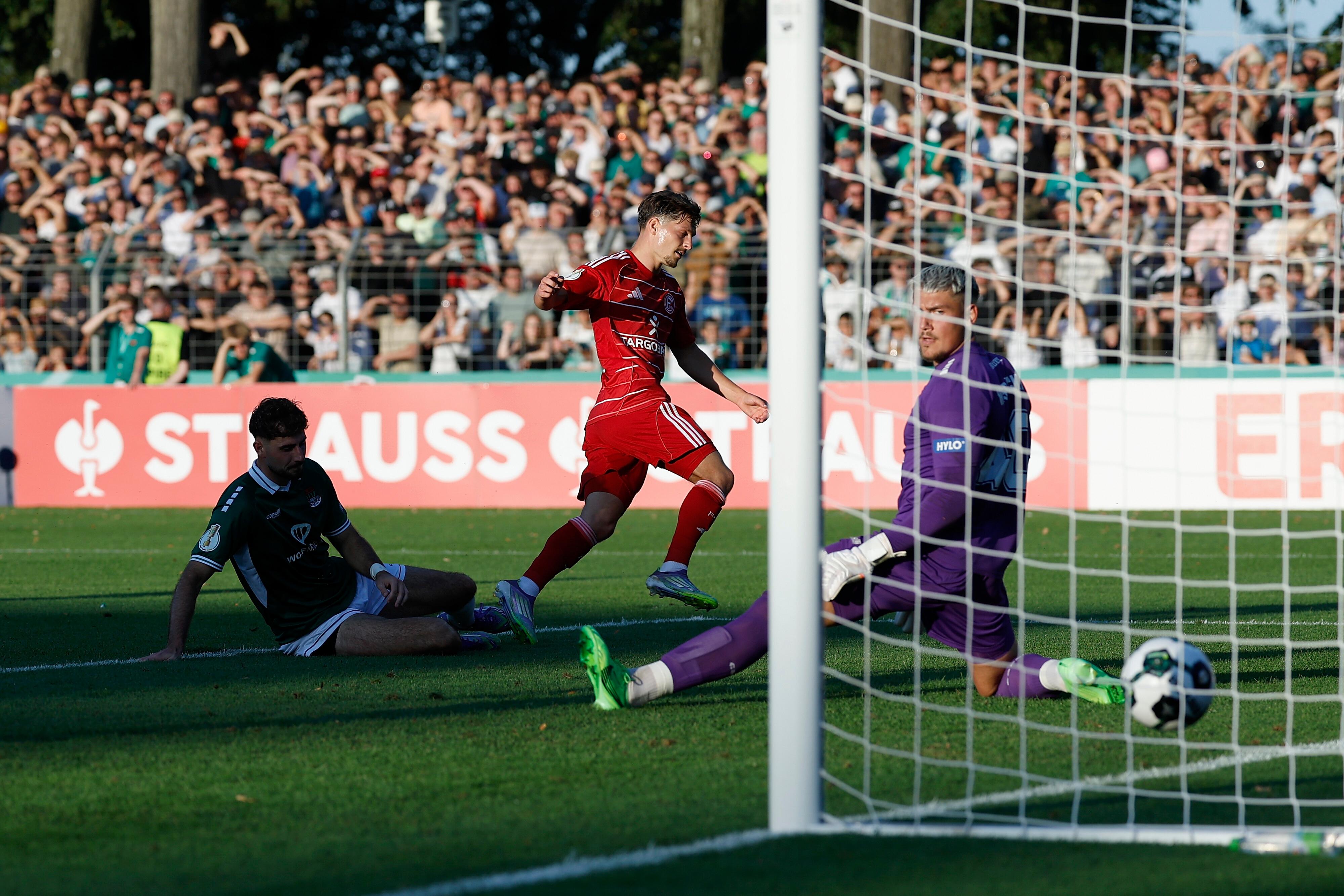 Florent Muslija (Mitte) dreht nach seinem Treffer jubelnd ab.