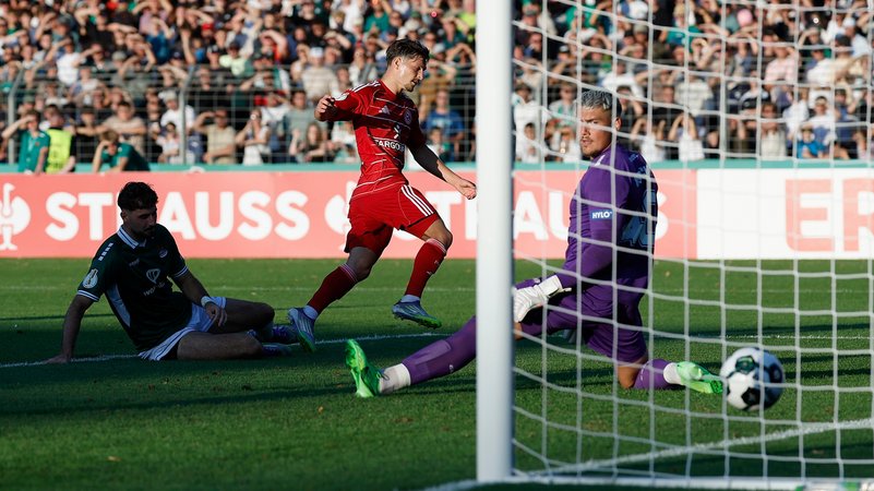 Florent Muslija (Mitte) dreht nach seinem Treffer jubelnd ab. | Bild: picture-alliance / dpa Florent Muslija (Mitte) dreht nach seinem Treffer jubelnd ab.