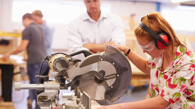 Auszubildende in einer Schreinerei | Bild: picture alliance / Shotshop | Monkey Business 2 Auszubildende in einer Schreinerei