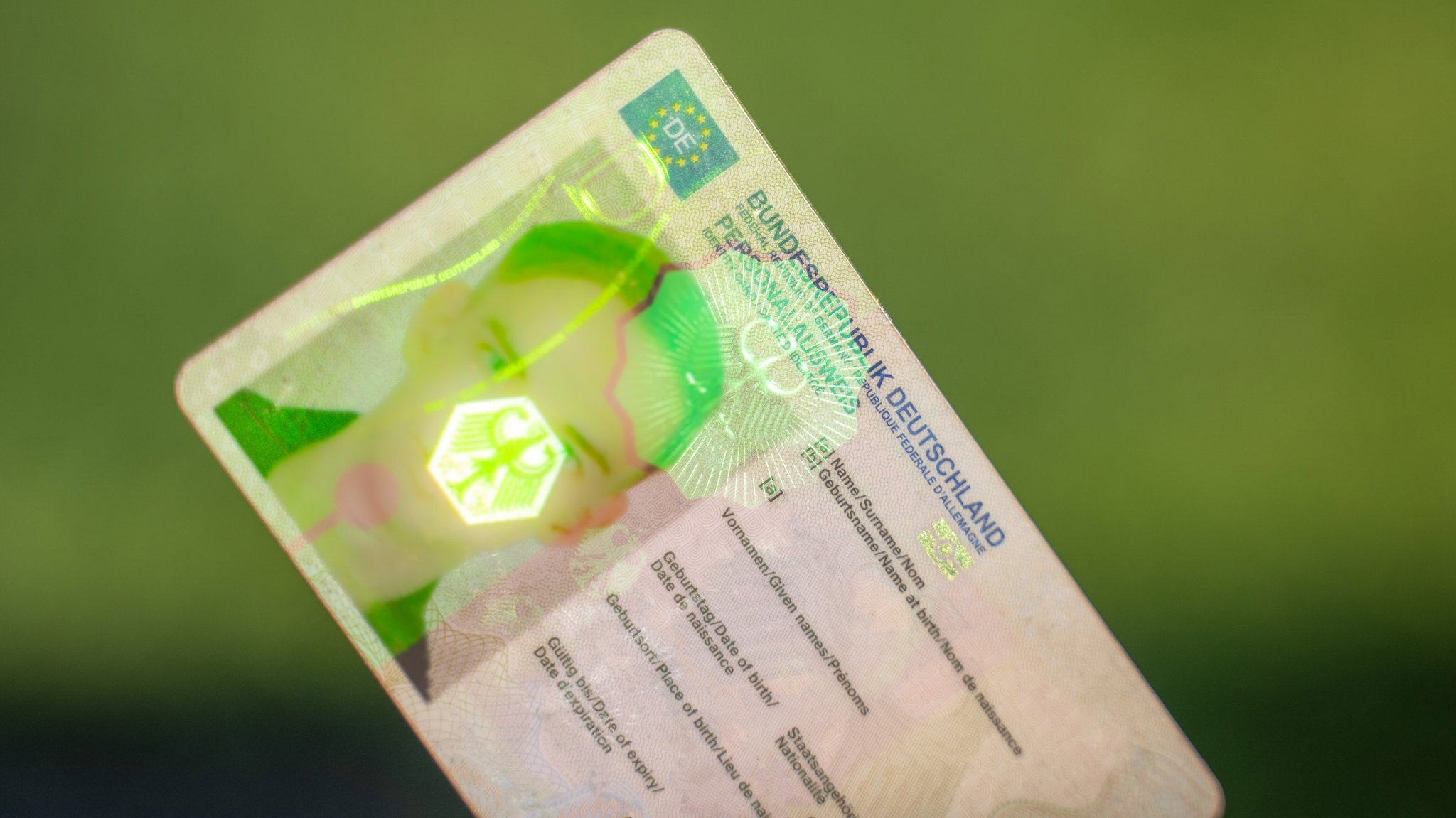 Symbolbild: Deutscher Personalausweis mit Sicherheitsmerkmalen. | Bild: picture alliance / Eibner-Pressefoto | Eibner-Pressefoto/Jonas Lohrmann Symbolbild: Deutscher Personalausweis mit Sicherheitsmerkmalen.