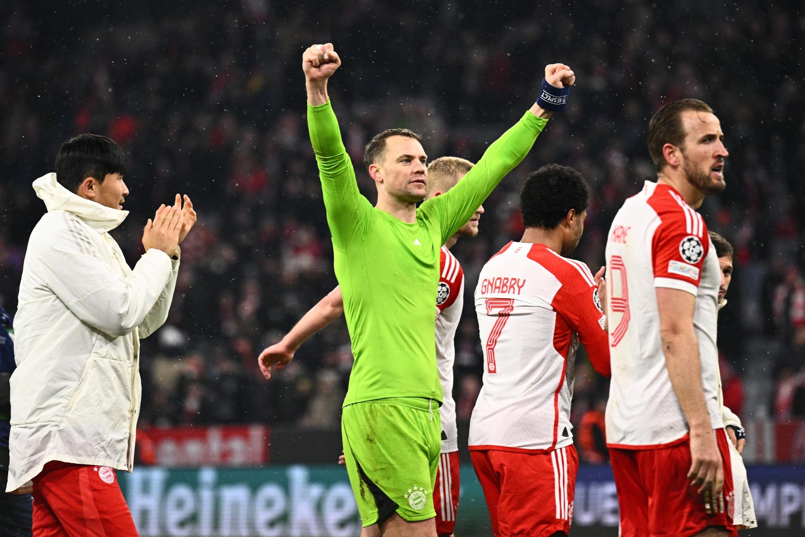 05.03.2024, Bayern, München: Fußball: Champions League, FC Bayern München - Lazio Rom, K.o.-Runde, Achtelfinale, Rückspiele, Allianz Arena. Münchens Torhüter Manuel Neuer (M) jubelt mit seinen Teamgefährten nach dem 3:0-Sieg. Foto: Tom Weller/dpa +++ dpa-Bildfunk +++