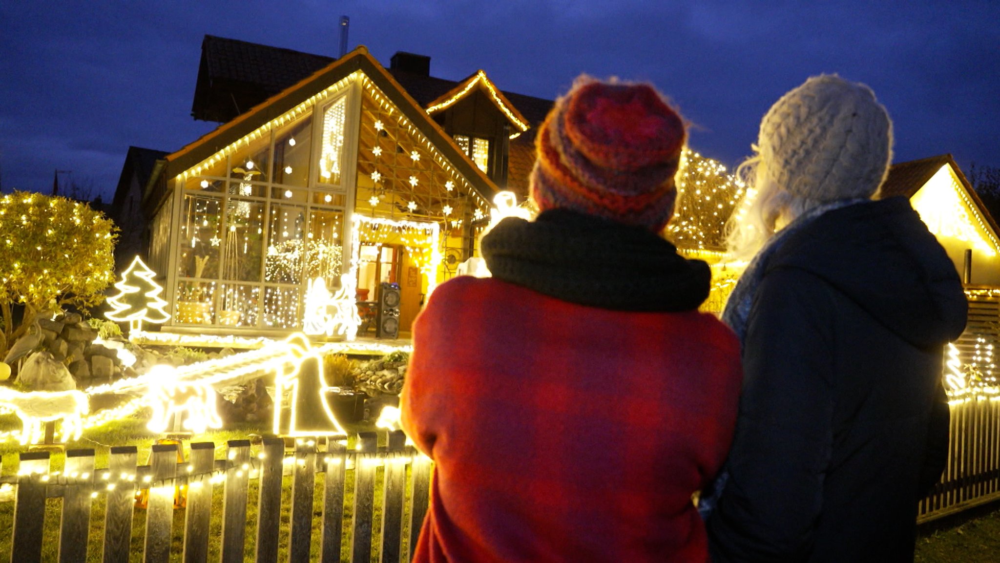 Besucher bewundern das Lichtermeer am Weihnachtshaus in Balzhausen.