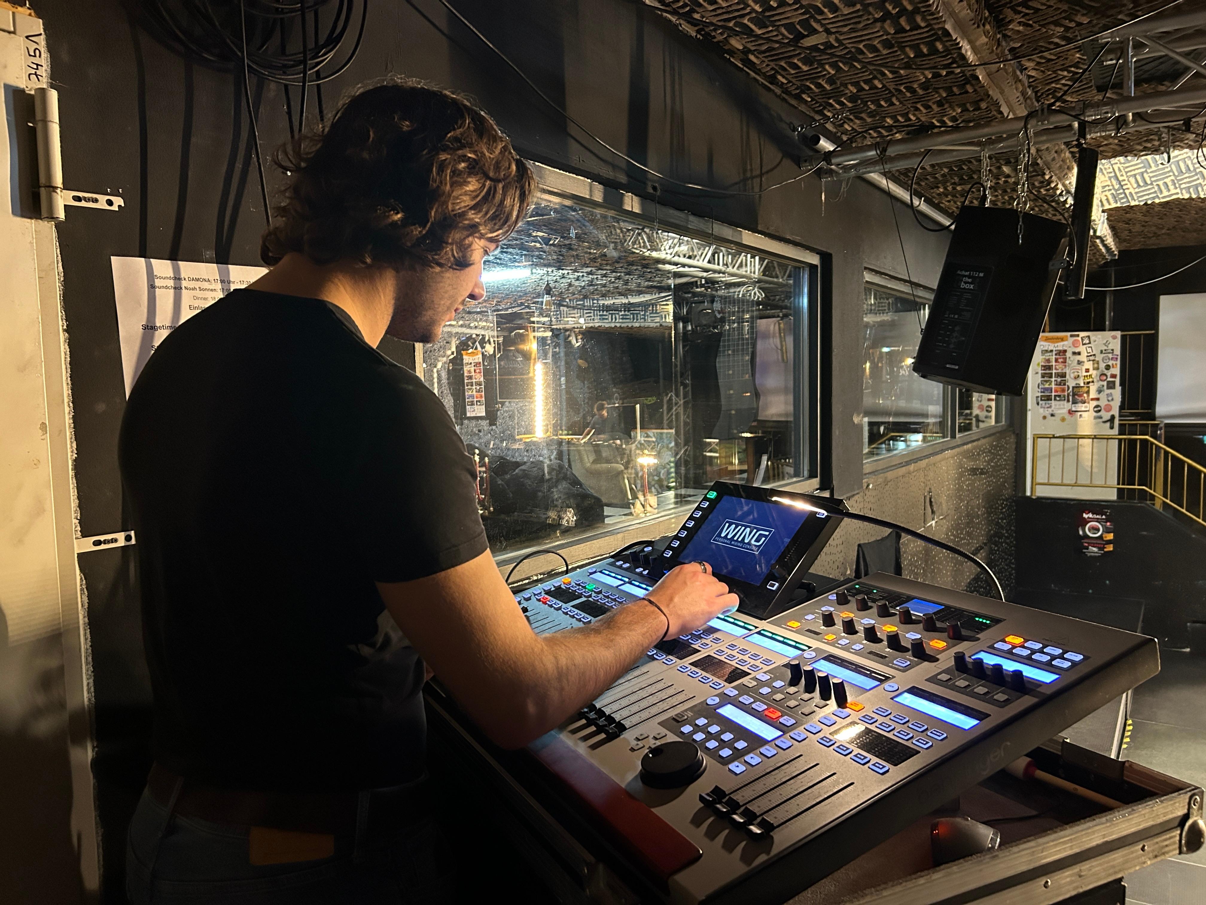 Ein Mann bedient ein Mischpult