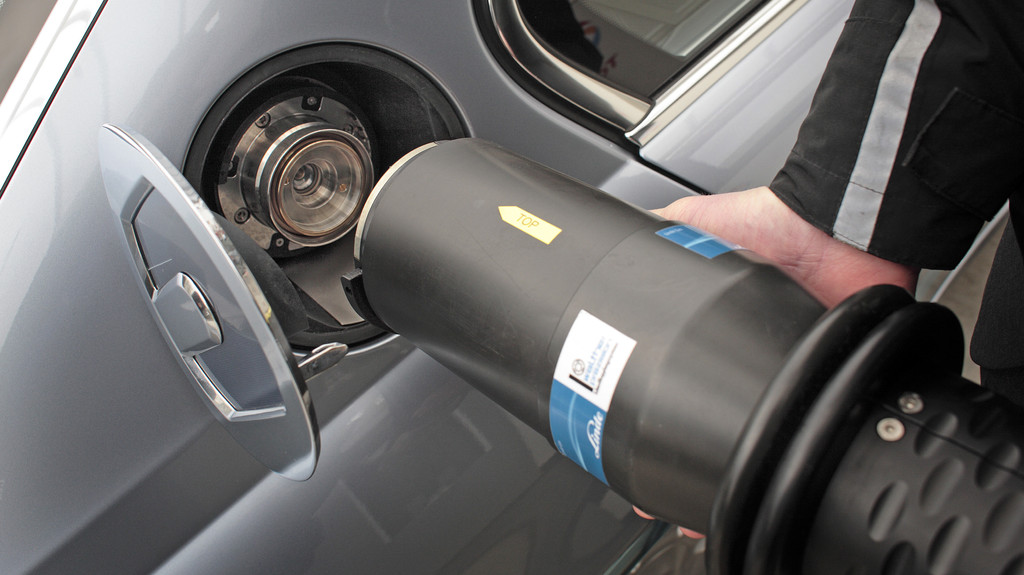 Betankung eines BMW Hydrogen7 mit fluessigem Wasserstoff an einer Wasserstoff-Tankstelle. 
