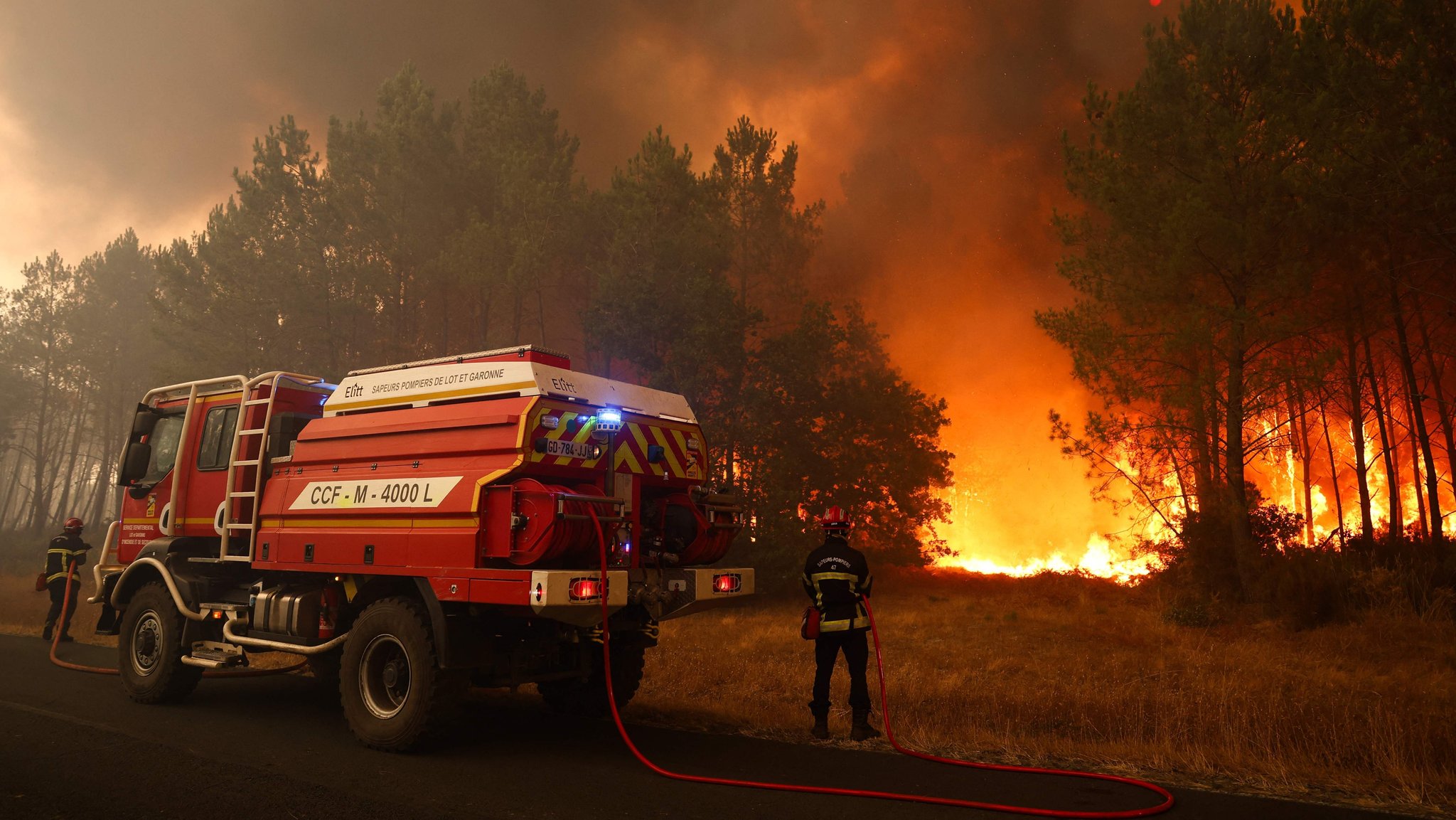 Zehntausende fliehen vor Waldbränden in Frankreich und Spanien