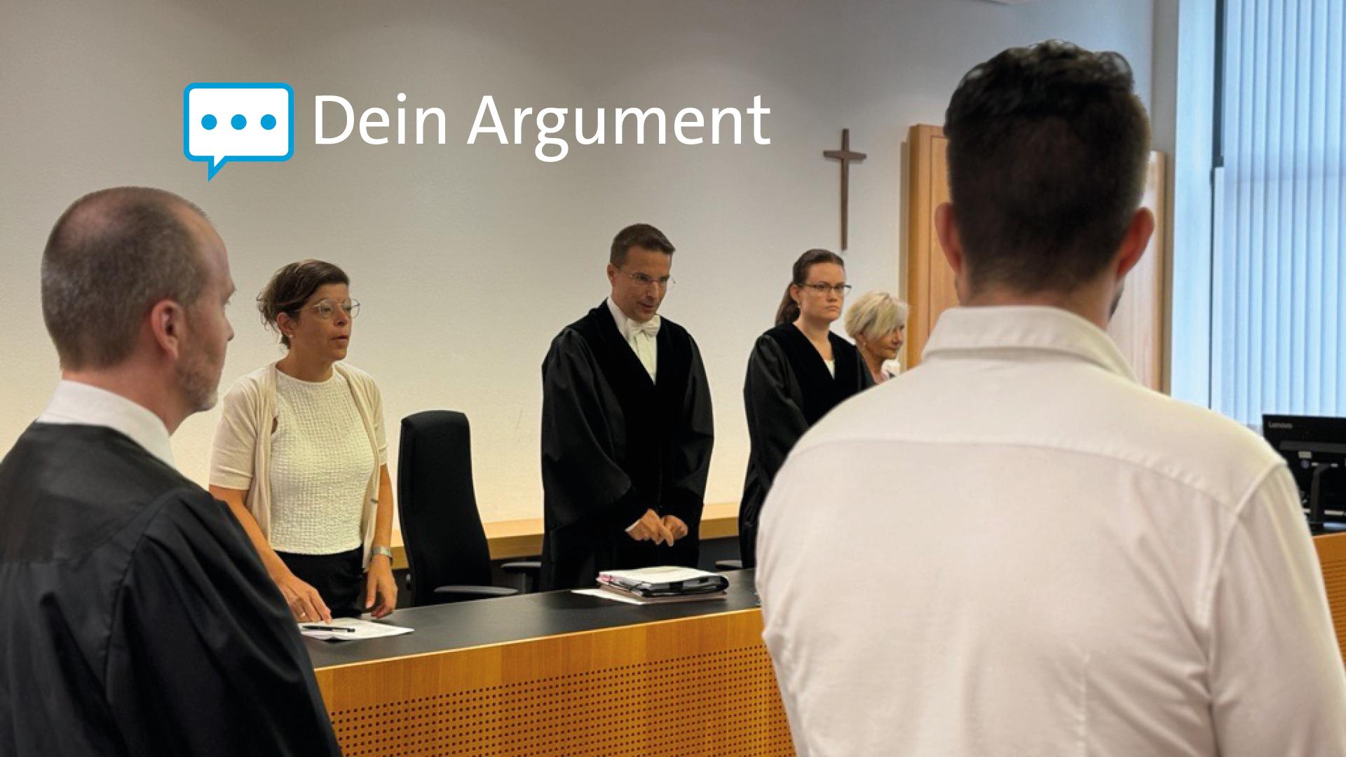 Der frühere Polizist (rechts) vor dem Augsburger Landgericht.